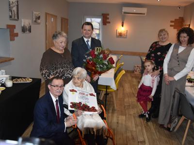 Zdjęcie Jubilatki wraz z delegacją Gminy Gościeradów