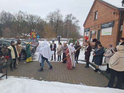 Zdjęcie kolędników, władz, radnych i sołtysów gminy Gościeradów