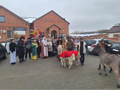 Zdjęcie kolędników, władz, radnych i soołtysów gminy Gościeradów