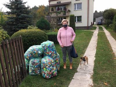 Mieszkanka gminy z otrzymanymi plastikowymi nakrętkami