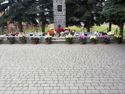 Chryzantemy przy pomniku pamięci w Szczecynie