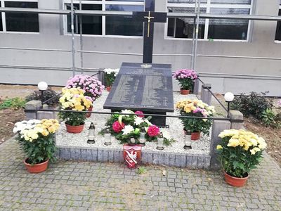 Chryzantemy przy pomniku pamięci w Wólce Szczeckiej