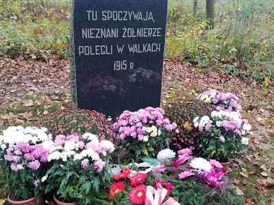 Chryzantemy przy pomniku pamięci 