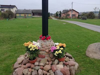 Chryzantemy przy przydrożnym krzyżu