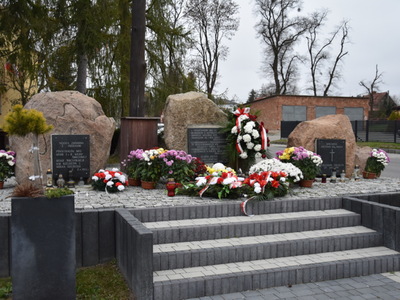 Pomnik Pamięci Narodowej w Gościeradowie w kwiatach
