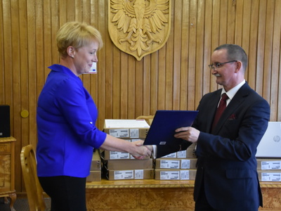 Wręczenie umowy przekazania sprzętu