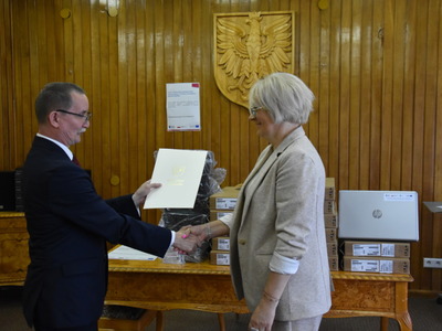 Wręczenie umowy przekazania sprzętu