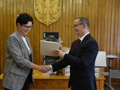 Wręczenie umowy przekazania sprzętu