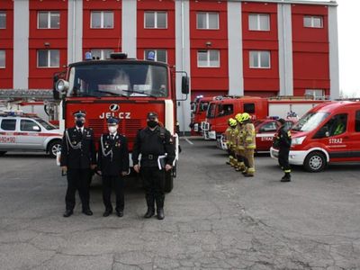 Samochód strażacki ze strażakami