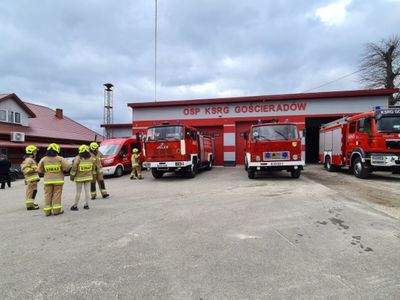 Strażacy przed OSP KSRG Gościeradów