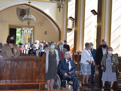 Zdjęcie przedstawiające jubilatów w kościele