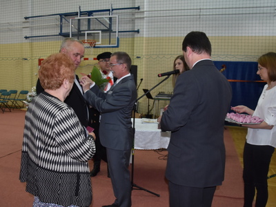 Zdjęcie jubilatów podczas przekazywania medali