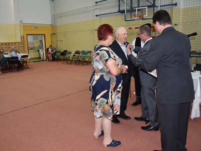 Zdjęcie jubilatów podczas przekazywania medali
