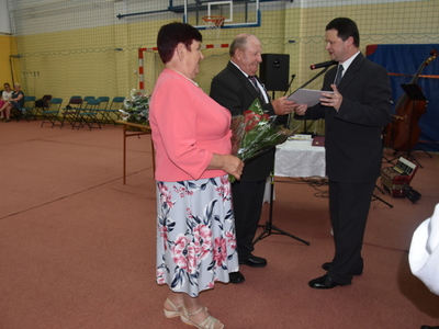 Zdjęcie jubilatów podczas przekazywania medali