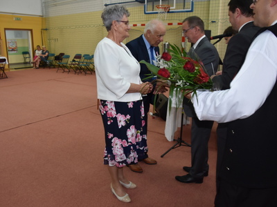Zdjęcie jubilatów podczas przekazywania medali