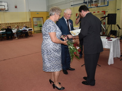 Zdjęcie jubilatów podczas przekazywania medali
