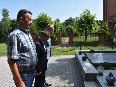 Składanie wiązanki i zniczy przy pomniku