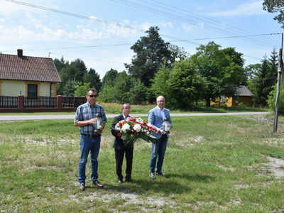 Składanie wiązanki i zniczy przy pomniku