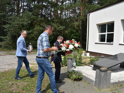 Składanie wiązanki i zniczy przy pomniku