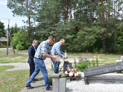 Składanie wiązanki i zniczy przy pomniku