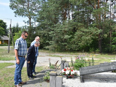 Składanie wiązanki i zniczy przy pomniku