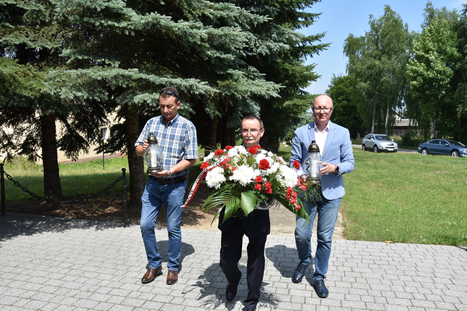 Składanie wiązanki i zniczy przy pomniku