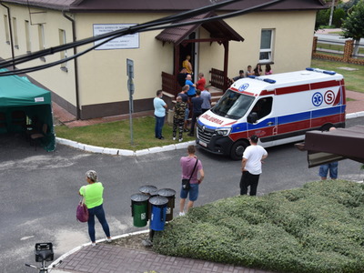 Kolejka przed mobilnym punktem szczepień