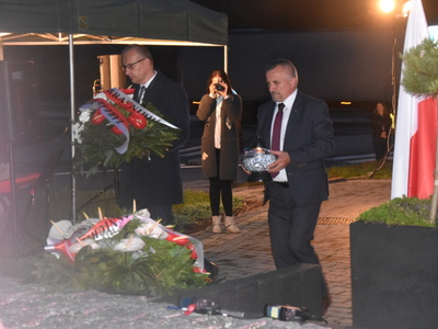 Składanie wiązanki przy Pomniku Pamięci Narodowej w Gościeradowie