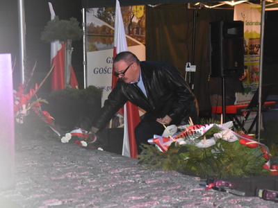 Składanie wiązanki przy Pomniku Pamięci Narodowej w Gościeradowie