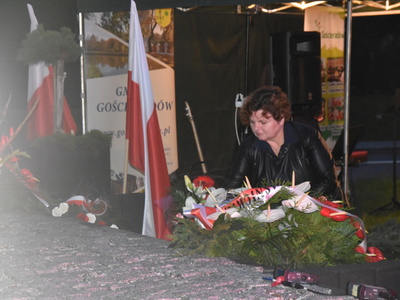 Składanie wiązanki przy Pomniku Pamięci Narodowej w Gościeradowie