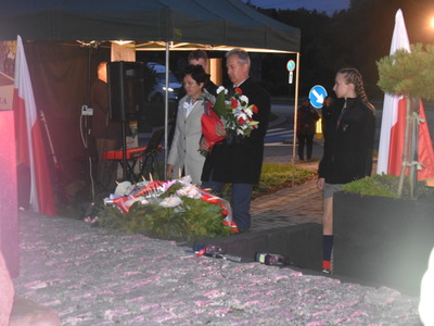 Składanie wiązanki przy Pomniku Pamięci Narodowej w Gościeradowie