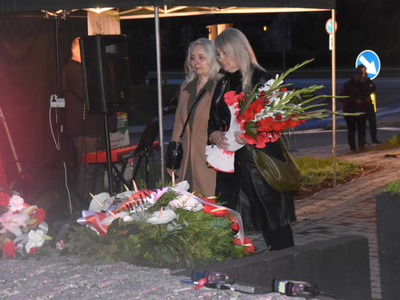 Składanie wiązanki przy Pomniku Pamięci Narodowej w Gościeradowie