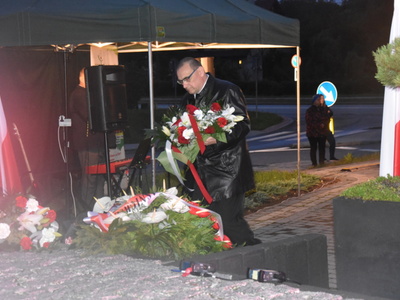 Składanie wiązanki przy Pomniku Pamięci Narodowej w Gościeradowie
