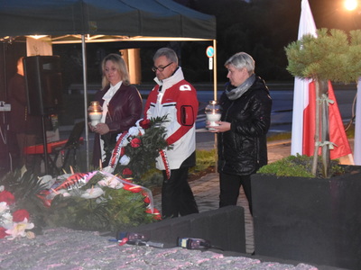 Składanie wiązanki przy Pomniku Pamięci Narodowej w Gościeradowie