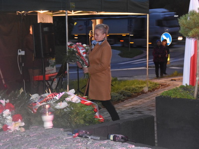 Składanie wiązanki przy Pomniku Pamięci Narodowej w Gościeradowie