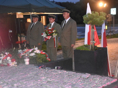 Składanie wiązanki przy Pomniku Pamięci Narodowej w Gościeradowie