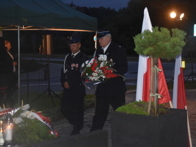 Składanie wiązanki przy Pomniku Pamięci Narodowej w Gościeradowie