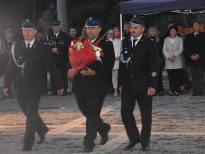 Składanie wiązanki przy Pomniku Pamięci Narodowej w Gościeradowie