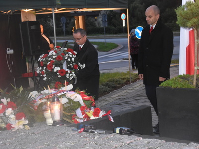 Składanie wiązanki przy Pomniku Pamięci Narodowej w Gościeradowie