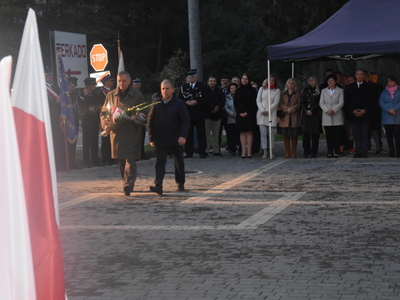 Składanie wiązanki przy Pomniku Pamięci Narodowej w Gościeradowie