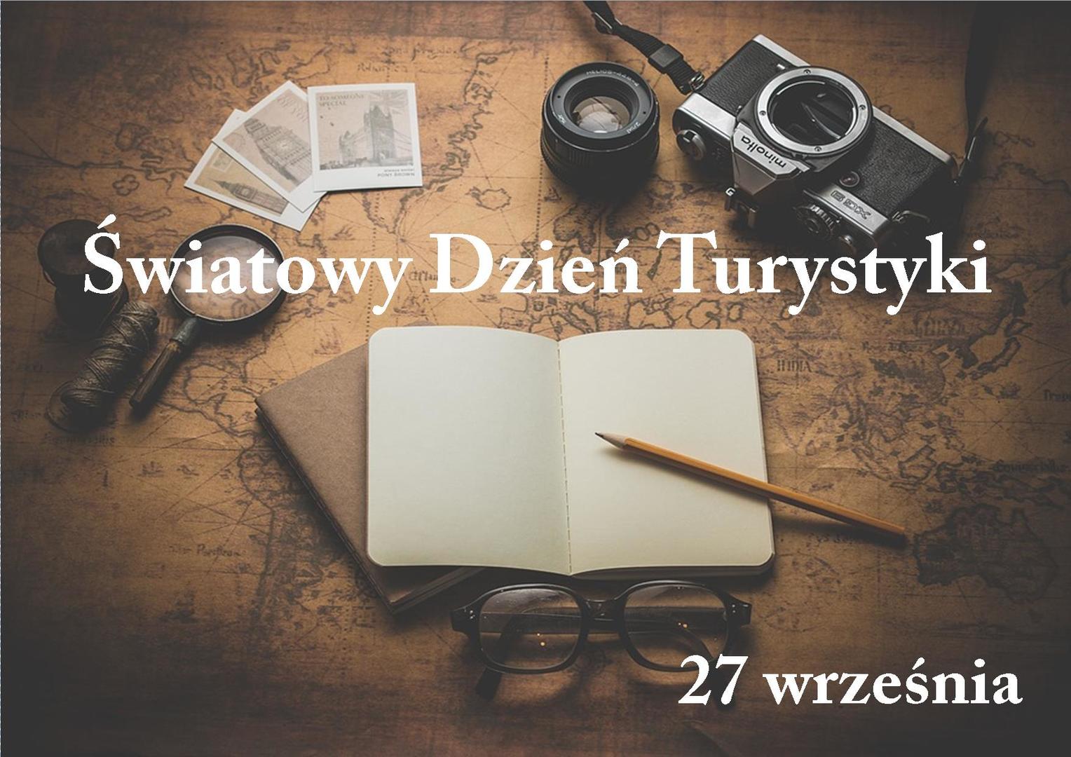 Zdjęcie mapy, aparatu fotograficznego, zeszytu i okularów