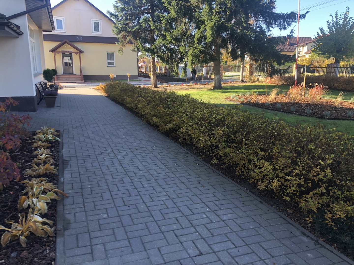 Zdjęcie przedstawiające społeczny ogródek przy Urzędzie Gminy Goscieradów