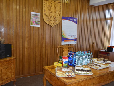 Zdjęcie przedstawiające ciasto i napoje