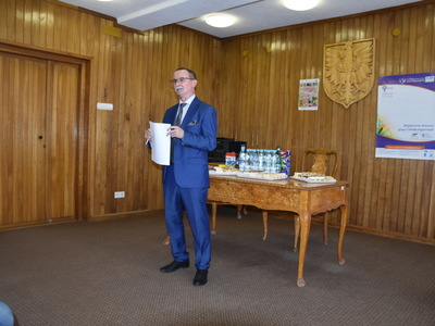 Wójt Mariusz Szczepanik przemawia na otwarciu.