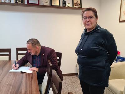 Zdjęcie  podpisywania książki przez autora