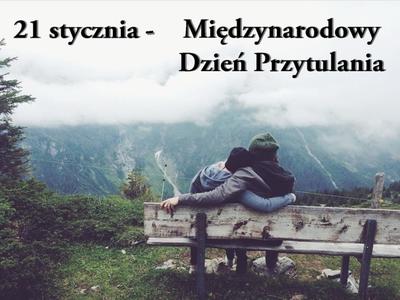 Zdjęcie przytulających się ludzi w górach