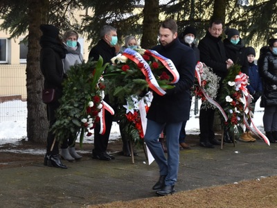 Zdjęcie ze składania wiązanek przy pomniku w Szczecynie