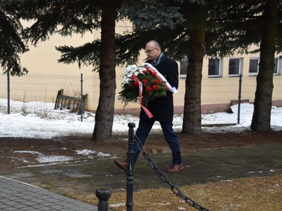 Zdjęcie ze składania wiązanek przy pomniku w Szczecynie