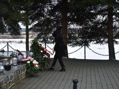 Zdjęcie ze składania wiązanek przy pomniku w Szczecynie
