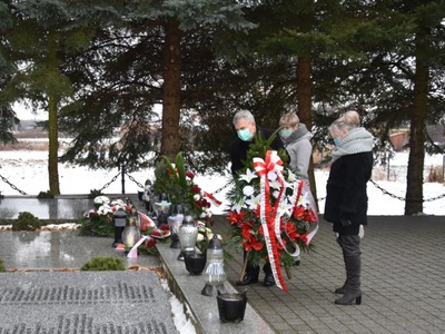 Zdjęcie ze składania wiązanek przy pomniku w Szczecynie